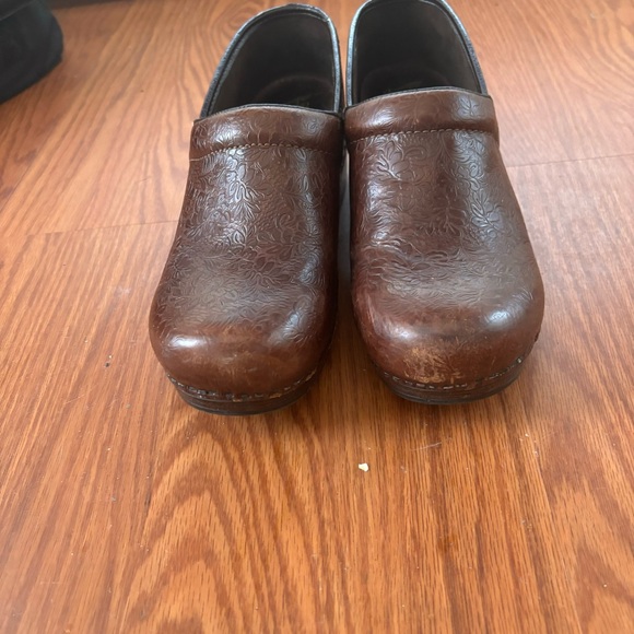 Dansko Women’s XP Tooled Leather Floral Clog in Brown Size EU 41 USA 10 1/2-11 - Picture 2 of 9